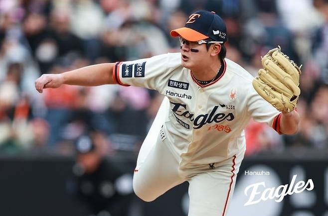 [서울=뉴시스] 프로야구 한화 이글스 김서현이 지난 13일 대전 한화생명볼파크에서 열린 2025 신한 쏠뱅크 KBO리그 키움 히어로즈와의 경기에 등판해 공을 던지고 있다. (사진=한화 이글스 제공) 2025.04.13. *재판매 및 DB 금지