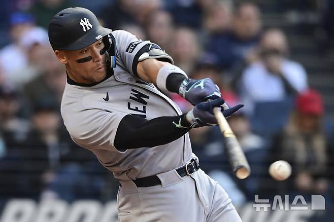 [클리블랜드=AP/뉴시스] 뉴욕 양키스 애런 저지가 24일(한국 시간) 미국 오하이오주 클리블랜드 프로그레시브 필드에서 열린 2025 메이저리그(MLB) 클리블랜드 가디언스와 경기에서 4타수 2안타 1볼넷 1타점 1득점을 기록했다. 2025.04.23.