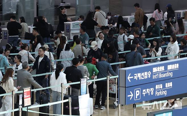 [인천공항=뉴시스] 김명년 기자 = '황금연휴'를 앞둔 29일 오전 인천국제공항 제1여객터미널 출국장에서 여행객들이 탑승수속을 기다리고 있다. 5월 황금연휴 김포와 제주 등 전국 14개 공항을 이용하는 여객이 140만명으로 예상되면서, 이기간 인천공항까지 전국공항을 이용하는 이용객은 288만명이 넘을 것으로 전망된다. 2025.04.27. kmn@newsis.com