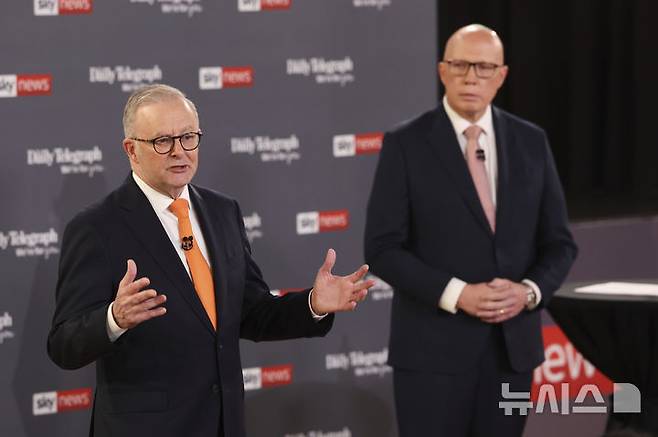 [시드니=AP/뉴시스] 지난 4월 8일 시드니에서 열린 TV토론회에서 앤서니 앨버니지 호주 총리(왼쪽)가 발언하는 모습. 그 옆에는 피터 더튼 자유당 대표가 지켜보고 있다. 2025.05.02