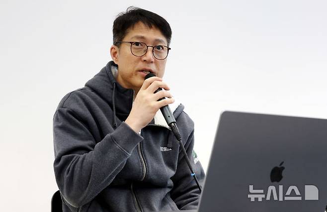 [성남=뉴시스] 추상철 기자 = 김석환 위믹스 재단 대표가 3일 오전 경기 성남시 판교 테크원타워에서 열린 '국내 가상자산 거래소의 위믹스 상장폐지 결정'과 관련 긴급 기자간담회에서 발언하고 있다. 2025.05.03. scchoo@newsis.com