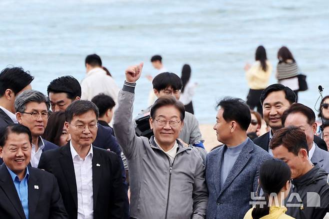 [강릉=뉴시스] 조성우 기자 = 민심을 청취하는 '경청 투어'에 나선 이재명 더불어민주당 대선후보가 3일 강원도 강릉시 안목해변 카페거리에서 주민들과 관광객들에게 인사하고 있다. 2025.05.03. xconfind@newsis.com