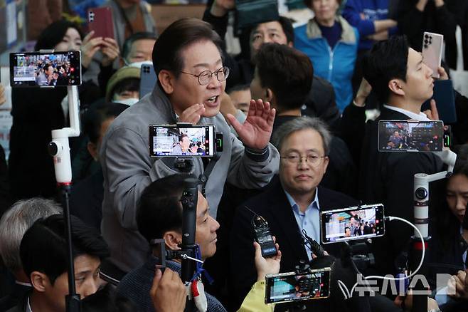 [양양=뉴시스] 조성우 기자 = 민심을 청취하는 '경청 투어'에 나선 이재명 더불어민주당 대선후보가 3일 강원도 양양군 양양시장에서 연설을 하고 있다. 2025.05.03. xconfind@newsis.com