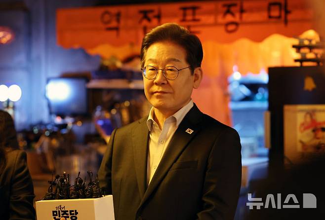 [서울=뉴시스] 조성우 기자 = 이재명 더불어민주당 대선후보가 1일 오후 서울 종로구의 한 포장마차에서 열린 비전형 노동자 간담회를 마친 뒤 대법원이 공직선거법 위반과 관련한 2심 판결을 파기 환송한데 대한 취재진 질문에 답하고 있다. (공동취재) 2025.05.01. photo@newsis.com