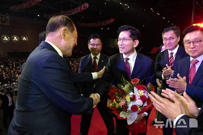 [고양=뉴시스] 고승민 기자 = 김문수 국민의힘 대선후보가 3일 오후 경기 고양시 킨텍스에서 열린 21대 대통령선거 후보자 선출을 위한 제5차 전당대회에서 대선후보로 선출된 뒤 황우여 선거관리위원장과 악수하고 있다. (공동취재) 2025.05.03. photo@newsis.com