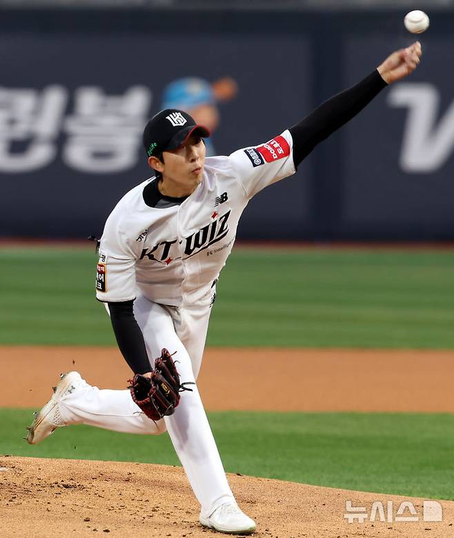 [수원=뉴시스] 추상철 기자 = 2일 오후 경기 수원 케이티위즈파크에서 열린 2025 KBO리그 LG트윈스와 kt 위즈의 경기,  kt 선발투수 오원석이 역투하고 있다. 2025.04.02. scchoo@newsis.com