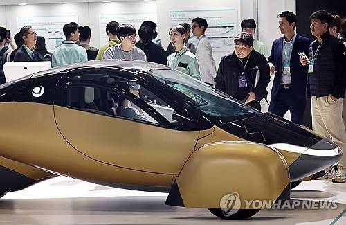 LG에너지솔루션 부스 둘러보는 관람객들 [연합뉴스 제공]