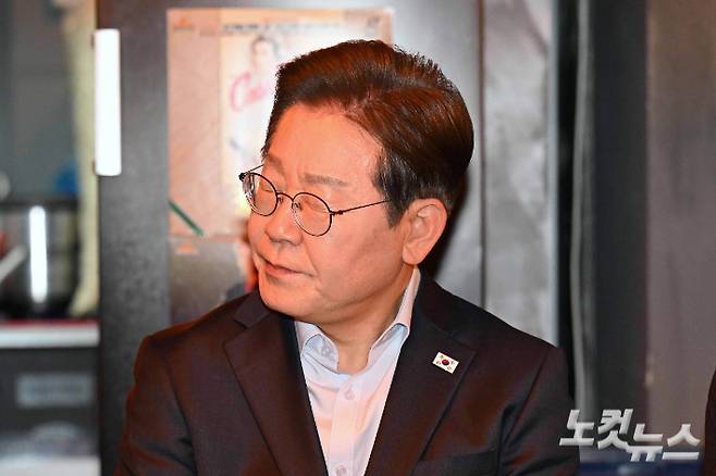 이재명 더불어민주당 대선 후보가 1일 서울 종로구의 한 음식점에서 열린 비전형 노동자 간담회에 참석해 생각에 잠겨 있다. 황진환 기자