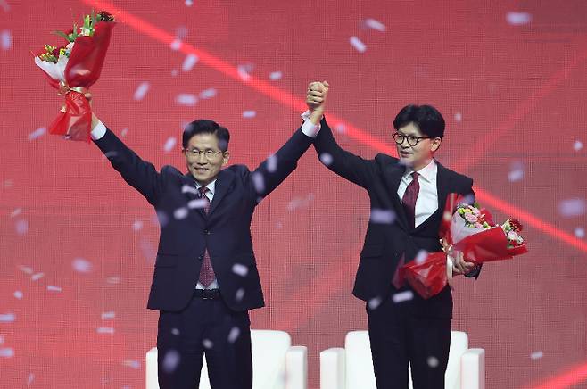 국민의힘 대선 후보로 선출된 김문수 후보가 3일 경기 고양시 킨텍스에서 열린 국민의힘 전당대회에서 꽃다발을 받은 뒤 한동훈 후보와 함께 인사하고 있다. 연합뉴스