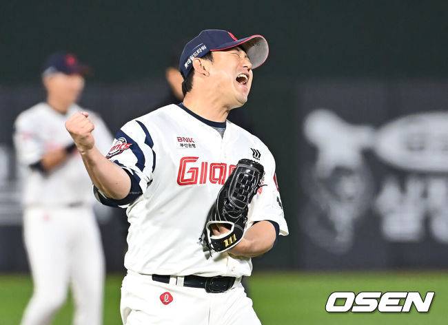 [OSEN=부산, 이석우 기자] 2일 부산 사직야구장에서 2025 신한 SOL 뱅크 KBO 리그 롯데 자이언츠와 NC 다이노스의 경기가 열렸다. 홈팀 롯데는 나균안, 방문팀 NC는 최성영이 선발 출전했다.롯데 자이언츠 김상수가 NC 다이노스에 4-3 극적인 역전승을 올리고 포효하고 있다. 2025.05.02 / foto0307@osen.co.kr