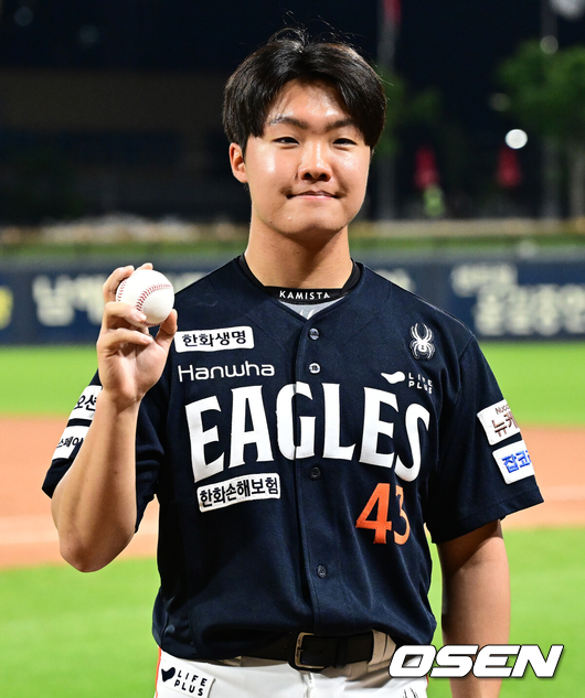 [OSEN=광주, 지형준 기자] 한화 이글스가 짜릿한 연장승을 거두며 5연승을 질주했다. 한화는 2일 광주-기아 챔피언스필드에서 열린 2025 프로야구 신한은행 SOL bank KBO리그 KIA 타이거즈와의 경기를 3-2로 잡았다. 연장 11회초 노시환이 좌월 솔로포를 터트려 결승점을 뽑았다. 선발 엄상백 5이닝 2실점에 이어 필승조까지 총동원해 무실점으로 막았다. 5연패에 빠진 선두 LG 트윈스에 반게임차로 다가섰다.경기를 마치고 데뷔 첫 승을 거둔 한화 정우주가 포즈를 취하고 있다. 2025.05.02 /jpnews@osen.co.kr