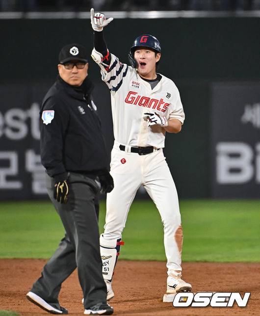 [OSEN=부산, 이석우 기자] 2일 부산 사직야구장에서 2025 신한 SOL 뱅크 KBO 리그 롯데 자이언츠와 NC 다이노스의 경기가 열렸다. 홈팀 롯데는 나균안, 방문팀 NC는 최성영이 선발 출전했다.롯데 자이언츠 나승엽이 8회말 1사 만루 우익수 오른쪽 역전 2타점 2루타를 치고 환호하고 있다. 2025.05.02 / foto0307@osen.co.kr