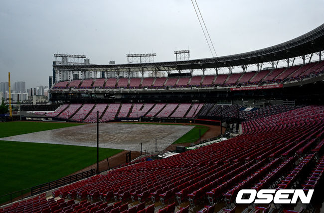 [OSEN=광주, 지형준 기자] 3일 오후 광주-기아 챔피언스필드에서 2025 신한 SOL Bank KBO리그 KIA 타이거즈와 한화 이글스의 경기가 열린다.6연승에 도전하는 한화는 문동주, 연패를 막아야 하는 KIA는 네일을 선발로 내세운다.경기를 앞두고 아침부터 비가 내리는 가운데 그라운드에 대형 방수포가 깔려 있다. 2025.05.03 /jpnews@osen.co.kr