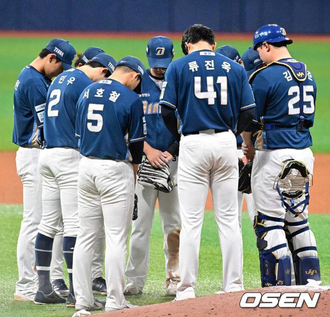 [OSEN=고척, 민경훈 기자] 5일 오후 서울 고척스카이돔에서 2025 신한 SOL Bank KBO리그 키움 히어로즈와 NC 다이노스의 경기가 열렸다. 이 경기에서 NC는 키움에 7-5로 승리했다.&nbsp;박민우가 4타수 2안타 2득점, 김주원이 4타수 1안타 1홈런 2타점, 손아섭이 5타수 2안타 2타점, 박건우가 4타수 2안타 2타점을 기록했다.&nbsp;경기를 마치고 NC 선수들이 마운드 근처에 모여서 세리머니 대신 묵념을 하고 있다. 2025.04.05 / rumi@osen.co.kr