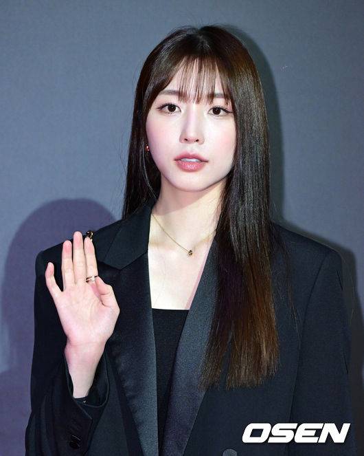 [OSEN=지형준 기자] 28일 오후 서울 청담동 CGV청담씨네시티에서 영화 '패스트 라이브즈' 스크리닝 나잇 포토월 행사가 열렸다.'패스트 라이브즈'는 서울에서 어린 시절을 보낸 나영과 해성이 24년 만에 뉴욕에서 다시 만나, 이어져온 이들의 인연을 돌아보는 운명적인 이야기를 다뤘다. 셀린 송 감독의 자전적인 이야기가 담겼다.한국계 캐나다인 셀린 송이 감독 및 각본을 맡은 첫 번째 연출작으로 미국 독립영화상인 ‘필름 인디펜던트 스피릿 어워즈’에서 작품상과 감독상 수상했다. 또한 제96회 아카데미 시상식 각본상 부문 후보로 올랐다.&nbsp;방송인 성해은이 포토타임을 하고 있다. 2024.02.28 /jpnews@osen.co.kr