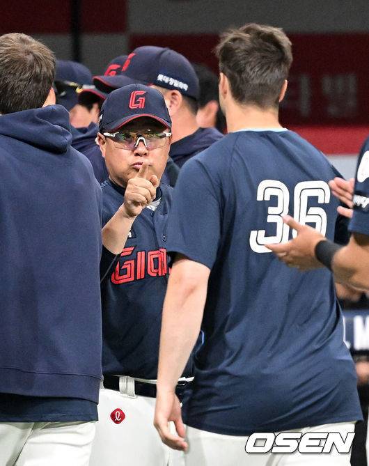 [OSEN=고척, 이대선 기자] 프로야구 롯데 자이언츠가 키움 히어로즈 상대로 3연전 스윕에 성공했다.롯데는 1일 서울 고척 스카이돔에서 열린 20245 KBO리그 키움과 경기에서 5-0으로 승리했다. 롯데는 키움 3연전을 싹쓸이하며 선두 LG 트윈스를 1.5경기 차이로 추격했다. 경기 종료 후 롯데 김태형 감독이 데이비슨과 승리의 기쁨을 나누고 있다. 2025.05.01 /sunday@osen.co.kr