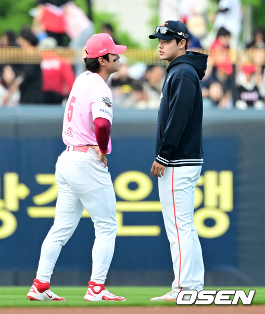 [OSEN=광주, 지형준 기자] 2일 오후 광주-기아 챔피언스필드에서 2025 신한 SOL Bank KBO리그 KIA 타이거즈와 한화 이글스의 경기가 열렸다.5연승에 도전하는 한화는 엄상백을, 연패를 막아야 하는 KIA는 아담 올러를 선발로 내세웠다.경기에 앞서 한화 문동주가 KIA 김도영과 인사를 나누고 있다. 2025.05.02 /jpnews@osen.co.kr