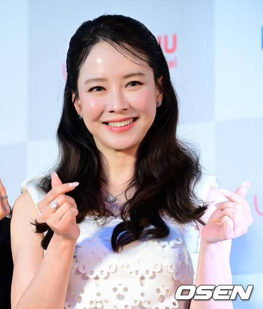 [OSEN=전주, 지형준 기자] 30일 오후 전주 한국소리문화의전당 모악당에서 제26회 전주국제영화제 레드카펫 행사가 열렸다.‘우리는 늘 선을 넘지’라는 슬로건을 내건 전주국제영화제는 5월 9일(금)까지 열흘간 진행되며, 전 세계 57개국 224편의 영화가 상영될 예정이다.배우 송지효가 레드카펫을 밟고 있다. 2025.04.30 /jpnews@osen.co.kr