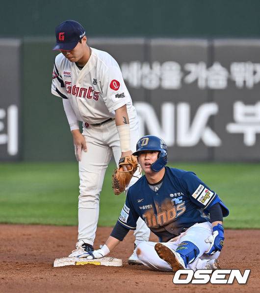 [OSEN=부산, 이석우 기자] 3일 부산 사직야구장에서 2025 신한 SOL 뱅크 KBO 리그 롯데 자이언츠와 NC 다이노스의 경기가 열린다. 홈팀 롯데는 박진, 방문팀 NC는 신민혁이 선발 출전한다.NC 다이노스 서호철이 3회초 2사 1,3루 1타점 2루타를 치고 다리 통증을 호소하고 있다. 2025.05.03 / foto0307@osen.co.kr