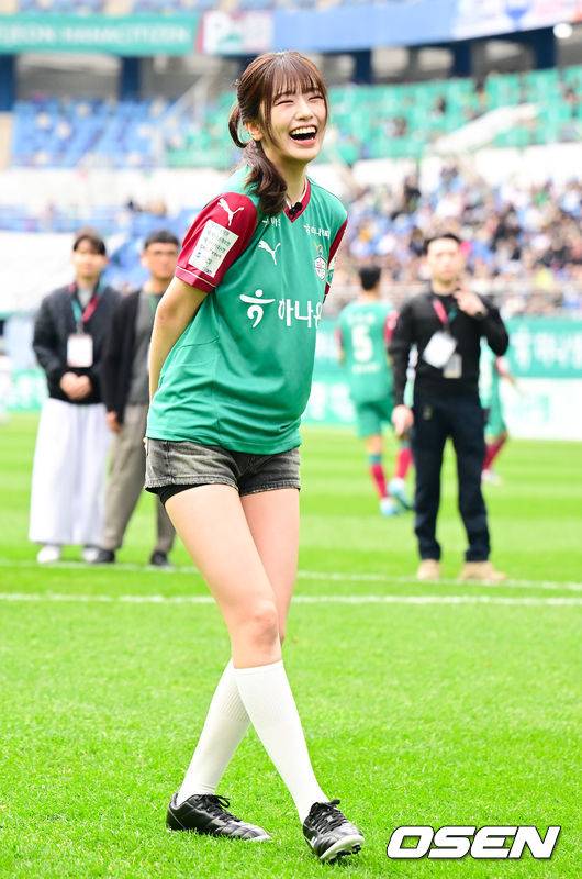 [OSEN=대전, 김성락 기자] 3일 오후 대전 유성구 대전월드컵경기장에서 ‘하나은행 K리그1 2025’ 11라운드 대전 하나 시티즌과 FC 안양의 경기가 열렸다. 대전은 7승 2무 2패로 리그 1위를, 안양은 5승 0무 6패로 리그 6위를 기록하고 있다. 경기 시작에 앞서 아이브 안유진이 시축을 마친 뒤 기뻐하고 있다. 2025.05.03 / ksl0919@osen.co.kr