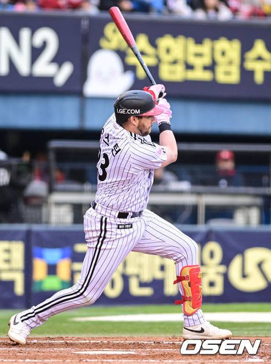 [OSEN=잠실, 조은정 기자3일 오후 서울 잠실구장에서 ‘2025 신한 SOL BANK KBO리그’ LG 트윈스와 SSG 랜더스의 경기가 열렸다.이날 경기에 홈팀 LG는 임찬규를 방문팀 SSG은 김광현을 선발로 내세웠다.3회말 2사 1,3루 LG 오스틴이 선제 적시타를 날리고 있다. 2025.05.03 /cej@osen.co.kr