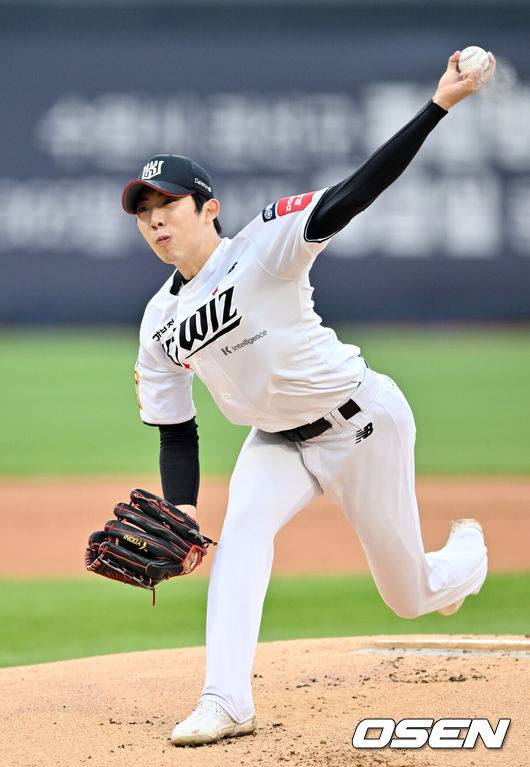 [OSEN=수원, 민경훈 기자] 3일 오후 수원 KT위즈파크에서 ‘2025 신한 SOL Bank KBO리그’ KT 위즈와 키움 히어로즈의 경기가 열렸다.홈팀 KT는 오원석, 원정팀 키움은 하영민을 선발로 내세웠다. KT 선발 오원석이 마운드 위에서 힘차게 공을 뿌리고 있다. 2025.05.03 / rumi@osen.co.kr