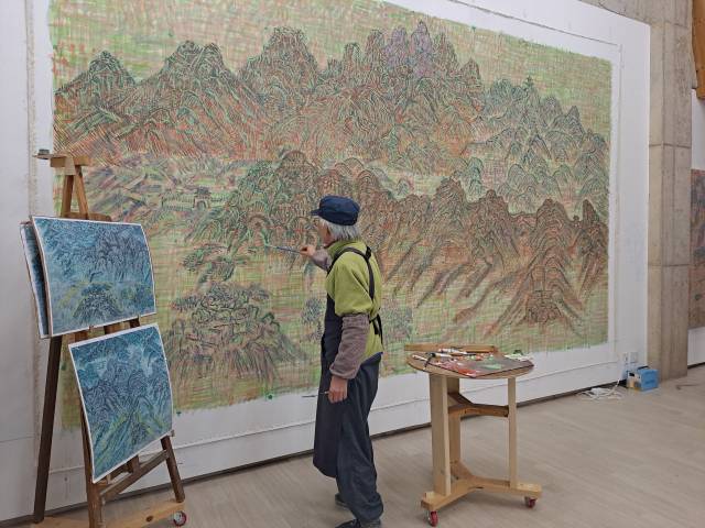 ▲ 북한산 그림을 작업 중인 민정기 화백. ⓒ민정기