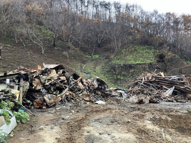 ▲지난 4월 24일 대형산불 피해를 본 경남 산청군 중태마을에 전소된 집이 철거됐다. ⓒ프레시안(손가영)