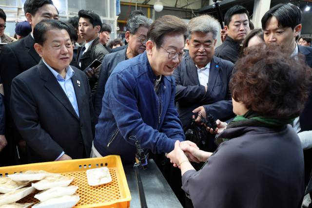 ▲더불어민주당 이재명 대선 후보가 '골목골목 경청투어' 접경지역 방문 이틀째인 2일 강원도 철원군 동송전통시장에서 상인들과 만나 인사하고 있다. ⓒ연합뉴스