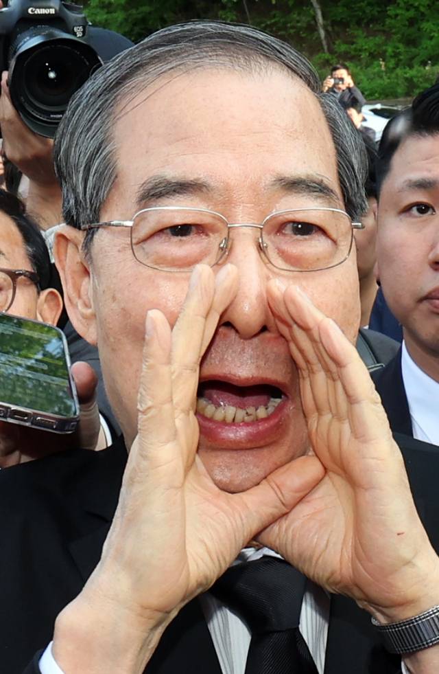 ▲2일 오후 광주 북구 국립 5·18 민주묘지를 찾은 한덕수 전 총리가 광주비상행동 등 시민·사회단체 관계자들의 반발에 가로 막히자 "저도 호남 사람"이라며 참배를 호소하고 있다. ⓒ연합뉴스