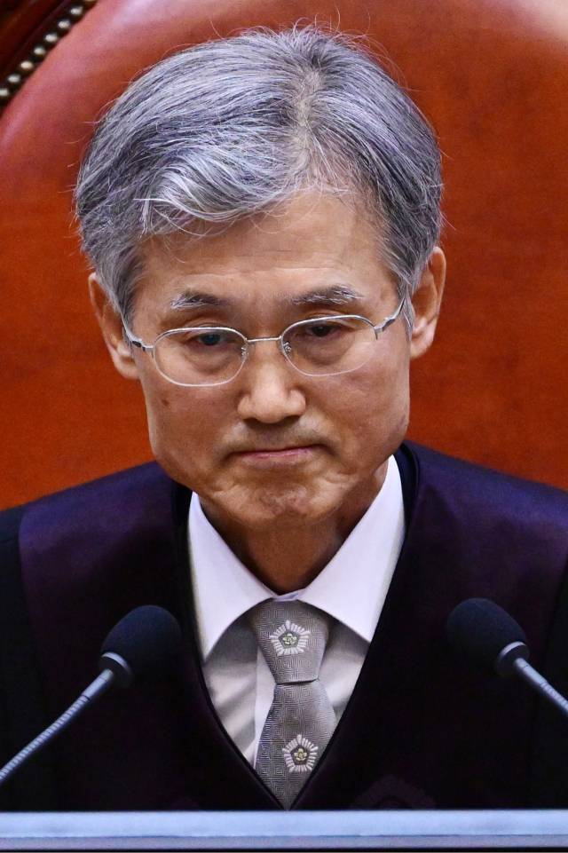 ▲조희대 대법원장이 1일 서울 서초구 대법원에서 열린 더불어민주당 이재명 대선 후보의 공직선거법 위반 사건 상고심 선고에서 굳은 표정을 짓고 있다. ⓒ연합뉴스