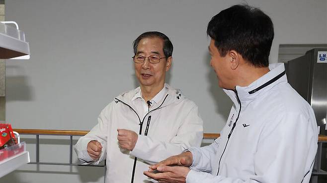 쪽방상담소 방문한 한덕수 전 총리