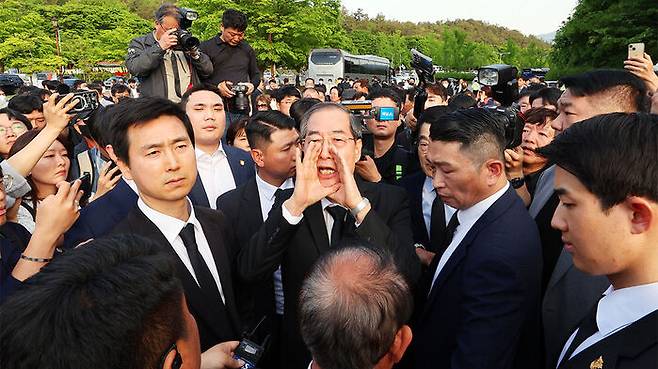 2일 오후 광주 북구 국립 5·18 민주묘지를 찾은 한덕수 전 총리가 광주비상행동 등 시민·사회단체 관계자들의 반발에 가로 막히자 "저도 호남 사람"이라며 참배를 호소하고 있다.