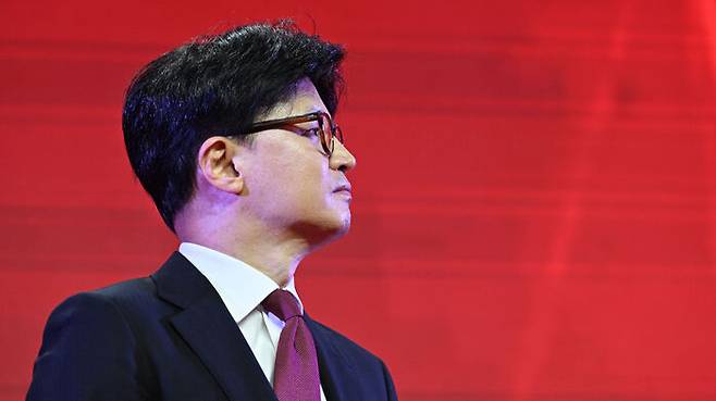 국민의힘 한동훈 대선 경선 후보가 3일 경기 고양시 킨텍스에서 열린 국민의힘 전당대회에서 국민의힘 대선 후보로 선출된 김문수 후보의 수락 연설을 지켜보고 있다. (사진=연합뉴스)