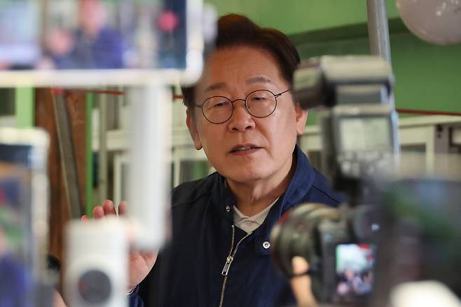 더불어민주당 이재명 대선 후보가 ‘골목골목 경청투어’ 접경지역 방문 이틀째인 지난 2일 강원도 인제군 원통전통시장에서 주민들을 향해 연설하고 있다. 인제=연합뉴스