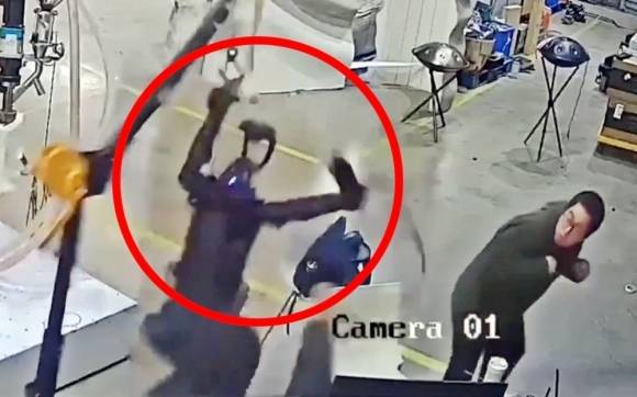 1일(현지시간) 미국의 대중국 단파방송 희망의소리(SOH)는 중국의 한 로봇 연구소에서 제조 중이던 휴머노이드 로봇이 “살아 움직이더니” 통제불능 상태가 됐다고 전했다. 2025.5.1 희망의소리