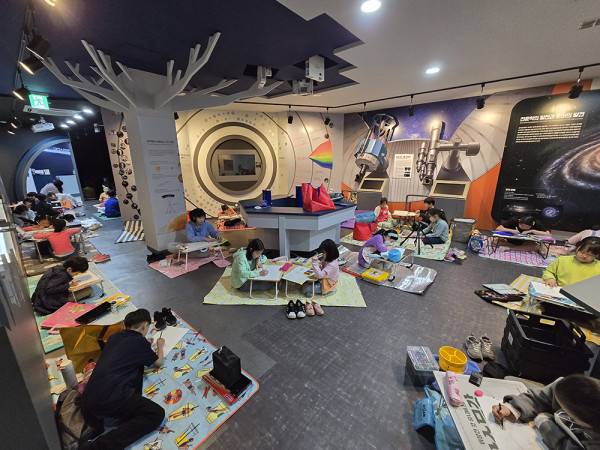 2024년 열린 대전시민천문대 학생사생대회서 어린이들이 그림그리기를 하고 있다. 사진제공=대전시