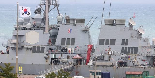 미 해군의 알레이버크급 이지스 구축함인 히긴스함(DDG-76)이 제주 해군기지에 입항해 정박하고 있다. 연합뉴스.