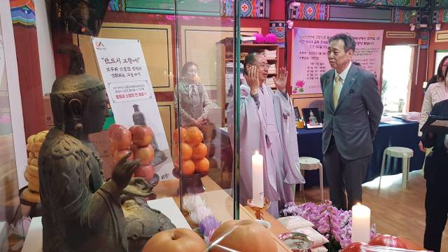 미즈시마 고이치 주한 일본대사가 11일 충남 서산 부석사를 찾아 주지 원우 스님의 설명을 들으며 다음 달 일본으로 돌아갈 고려시대 금동관세음보살좌상을 살펴보고 있다. 연합뉴스