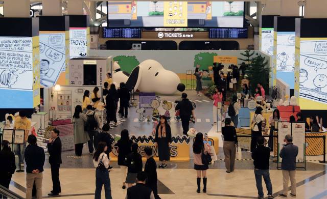 신세계백화점 강남점에서 글로벌 인기 만화 ‘피너츠’의 75주년 팝업스토어 행사가 열리고 있다. 사진 제공=신세계백화점