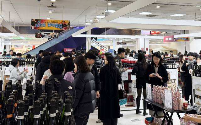 지난해 12월 아이파크몰에서 와인킹 윈터랜드를 방문한 고객들이 와인을 구경하고 있다. 사진 제공=아이파크몰