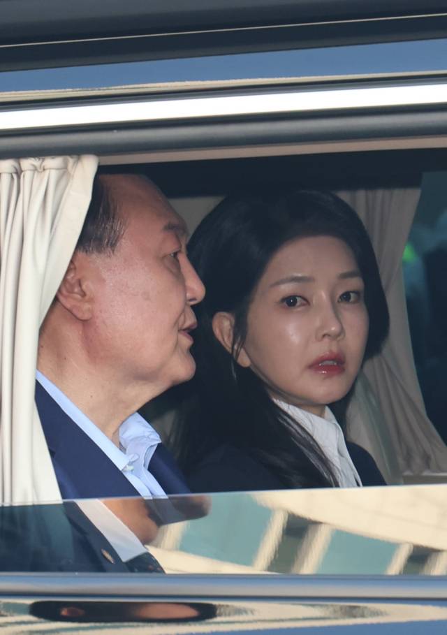 윤석열 대통령과 부인 김건희(오른쪽) 여사가 차를 타고 이동하고 있다. 뉴스1