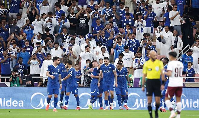 사우디 '초호화군단' 알힐랄이 4월26일(한국시간) 사우디 제다에서 열린 2024~25 ACLE 8강전에서 광주FC를 7대0으로 대파하고 기뻐하고 있다. ⓒ한국프로 축구연맹 제공