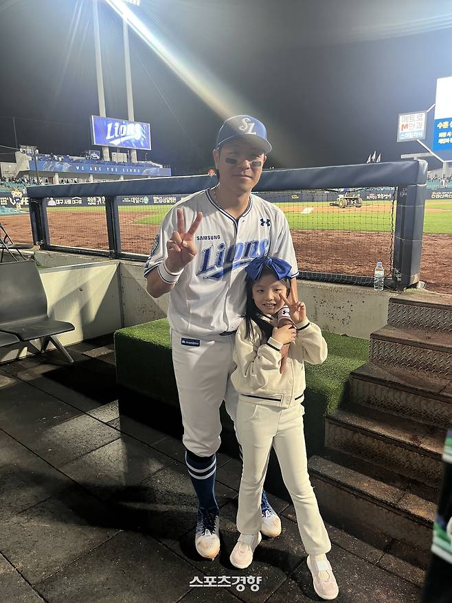 딸 하이와 함께 포즈를 취하고 있는 삼성 강민호. 대구 | 김하진 기자