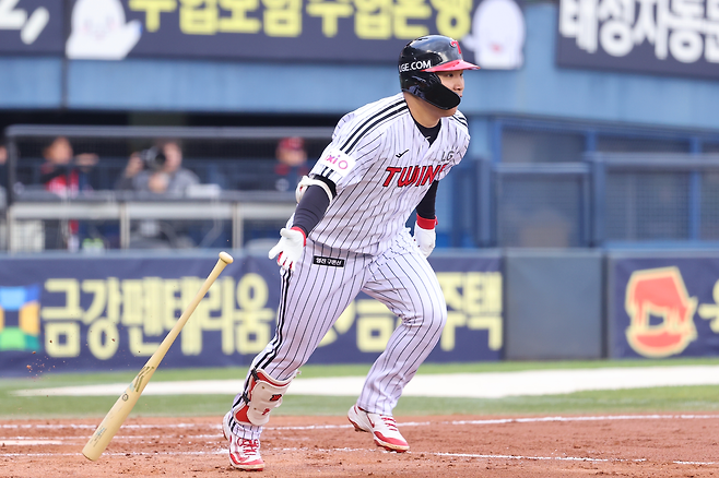 LG 문보경이 3일 잠실 SSG전 3회말 2타점 2루타를 때리고 있다. LG 트윈스 제공