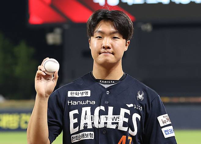 ▲ 프로 첫 승 공과 함께 기분 좋은 하루를 보낸 정우주 ⓒ곽혜미 기자