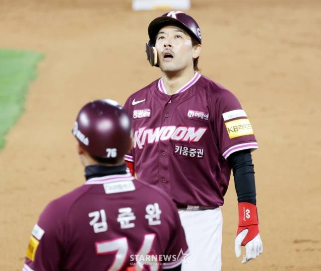 키움 이용규(오른쪽)가 2일 KT전 안타를 날린 뒤 숨을 몰아쉬고 있다. /사진=강영조 선임기자