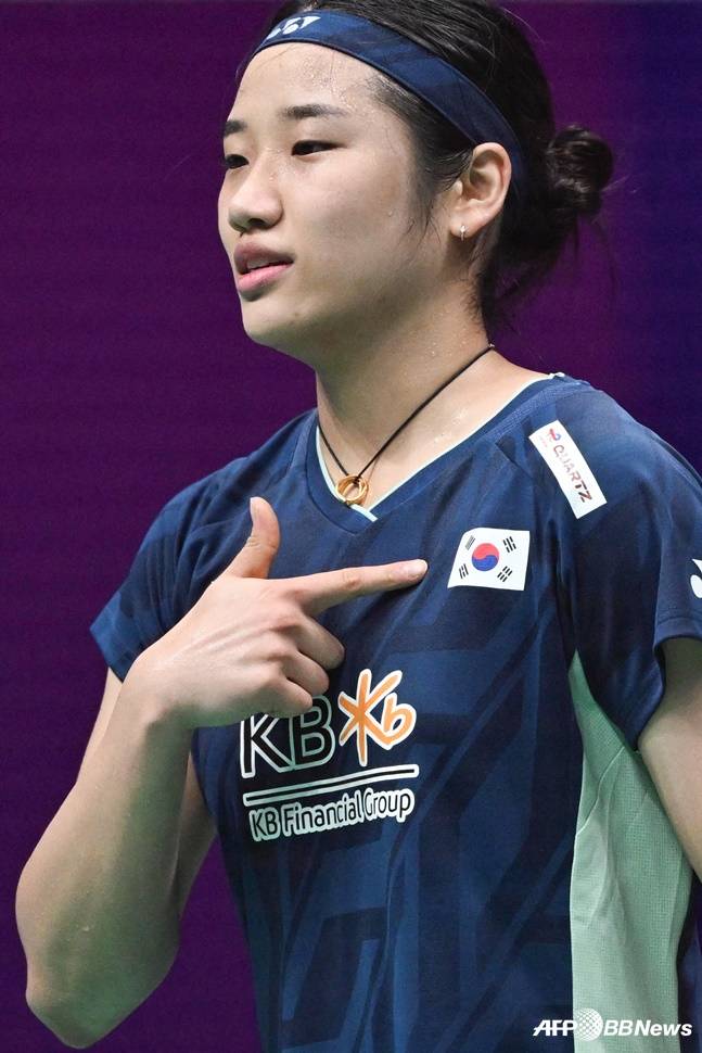 안세영이 2일 덴마크와 수디르만컵 8강 여자 단식에서 승리 후 세리머니를 하고 있다. /AFPBBNews=뉴스1