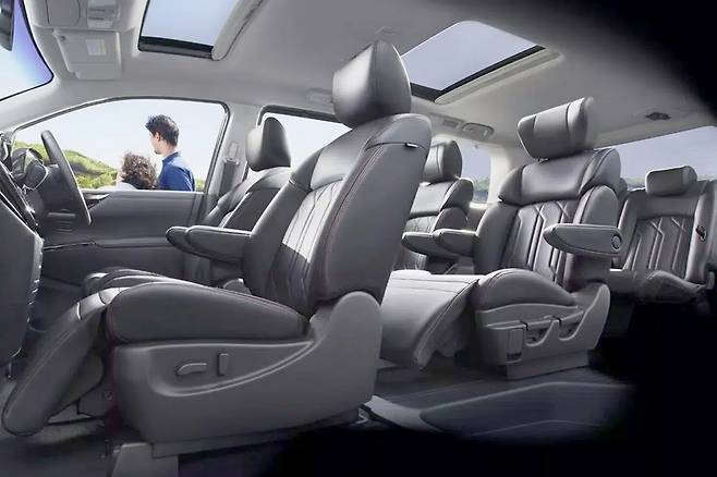 닛산 현행 엘그란드 실내