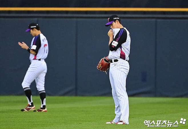 2일 오후 서울 잠실야구장에서 열린 '2025 신한 SOL Bank KBO리그' SSG 랜더스와 LG 트윈스의 경기, 1회초 1사 LG 우익수 홍창기가 SSG 고명준의 타구를 잡지 못한 뒤 아쉬워하고 있다. 잠실, 박지영 기자